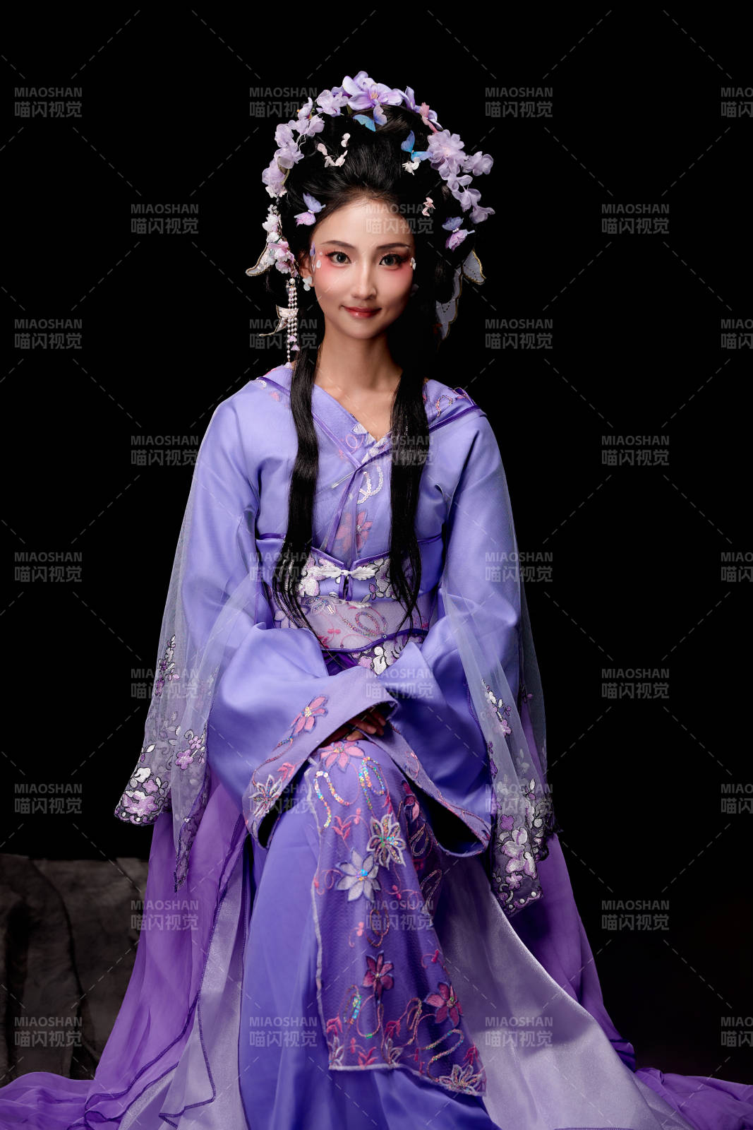 身着中国古典簪花仕女装扮的东方女性图片