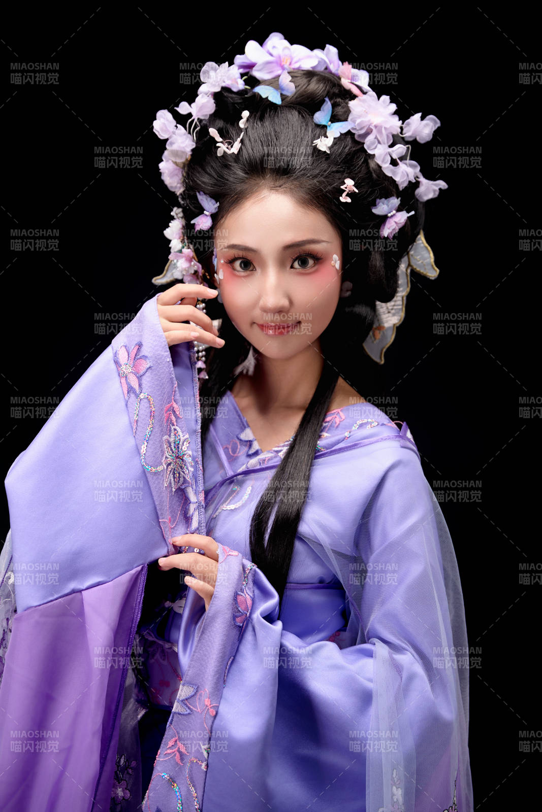 身着中国古典簪花仕女装扮的东方女性图片