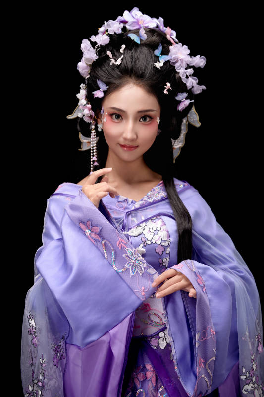 身着中国古典簪花仕女装扮的东方女性图片