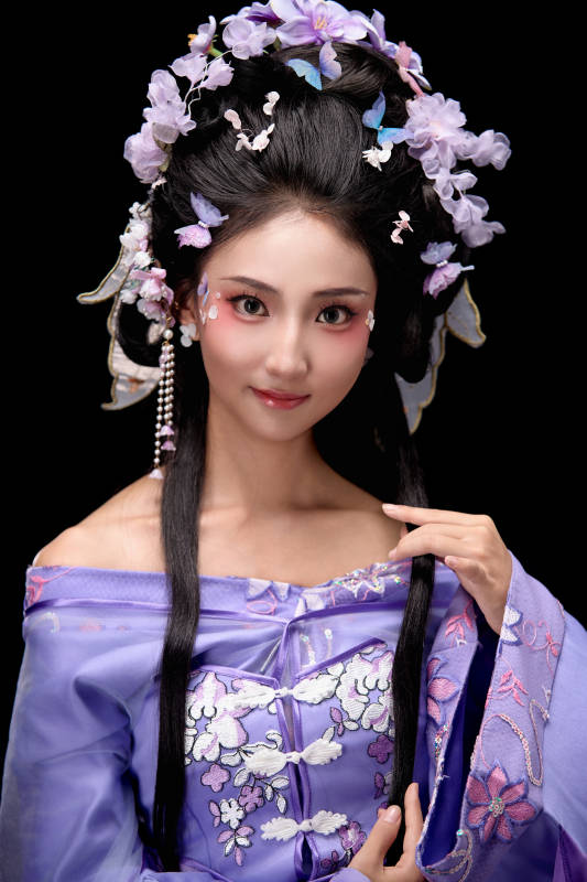 身着中国古典簪花仕女装扮的东方女性图片