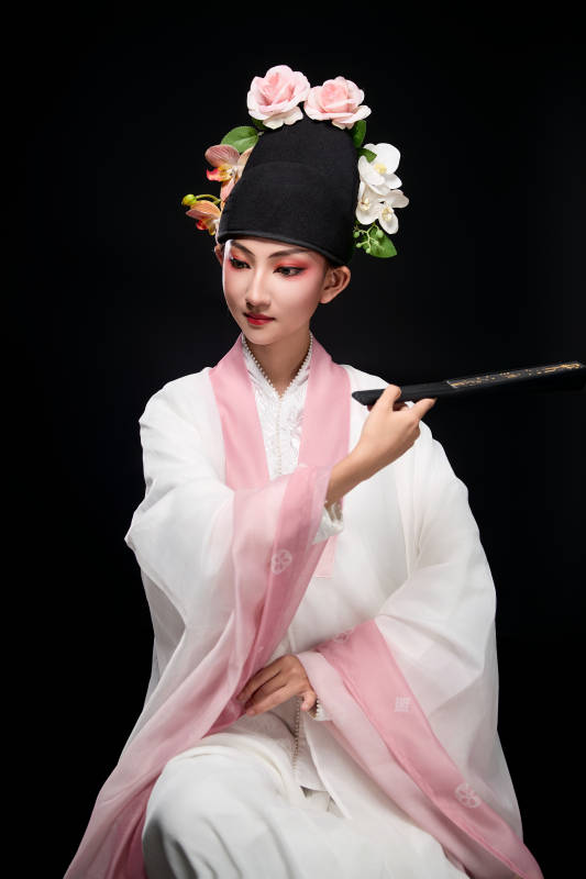 身着粤剧戏曲反串装扮手持折扇的青年女性图片