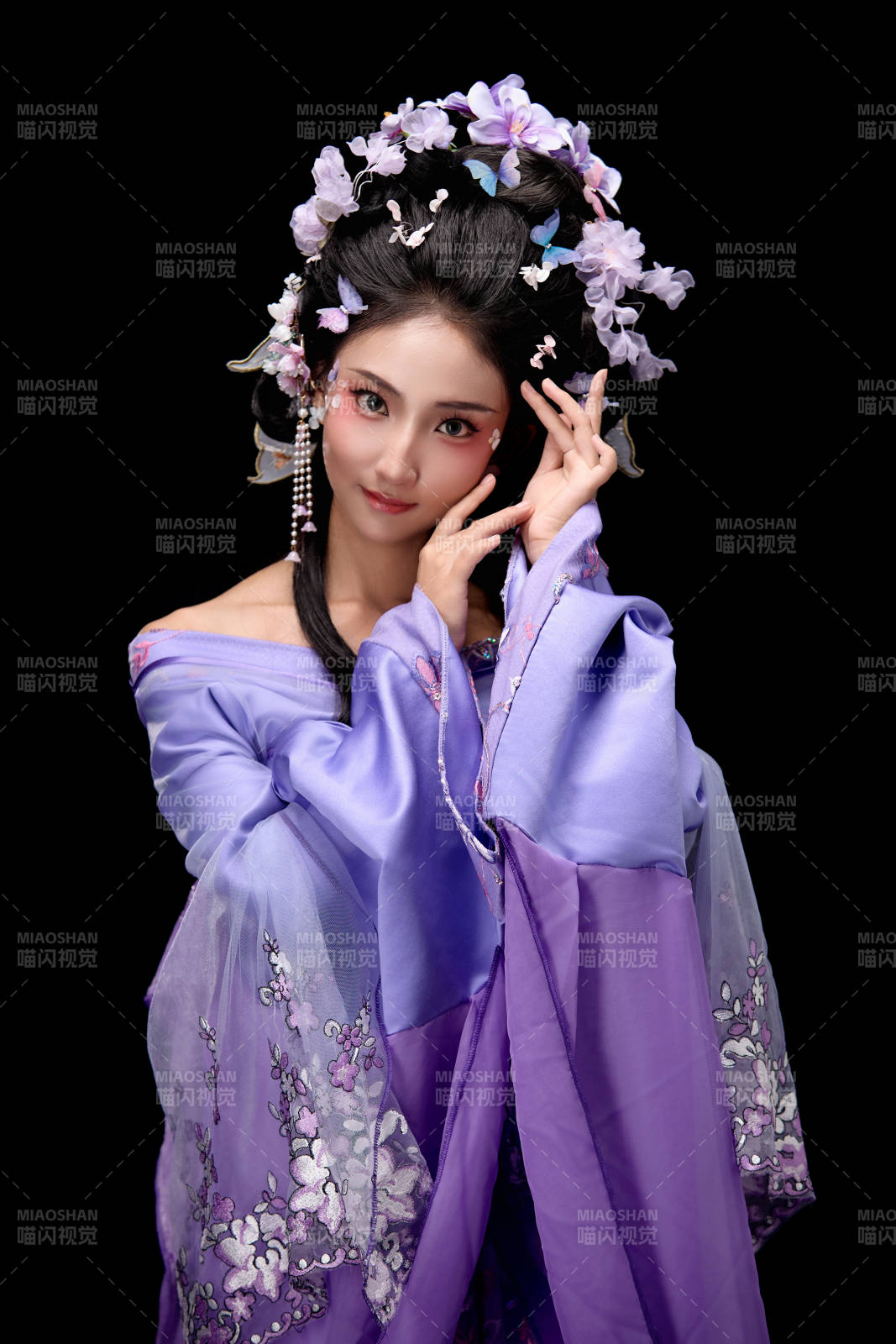 身着中国古典簪花仕女装扮的东方女性图片