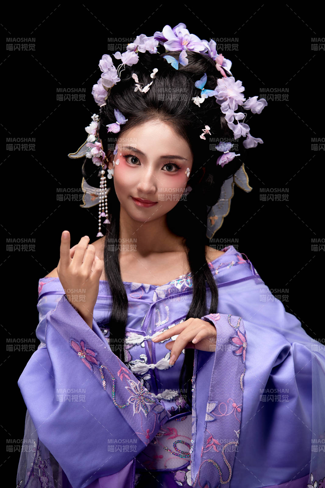 身着中国古典簪花仕女装扮的东方女性图片