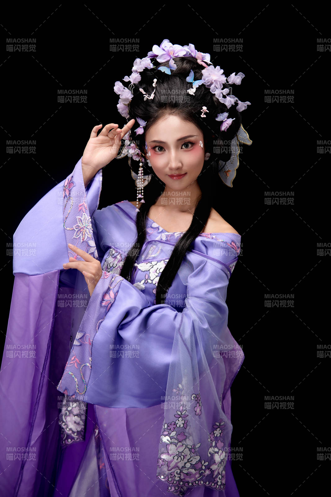 身着中国古典簪花仕女装扮的东方女性图片