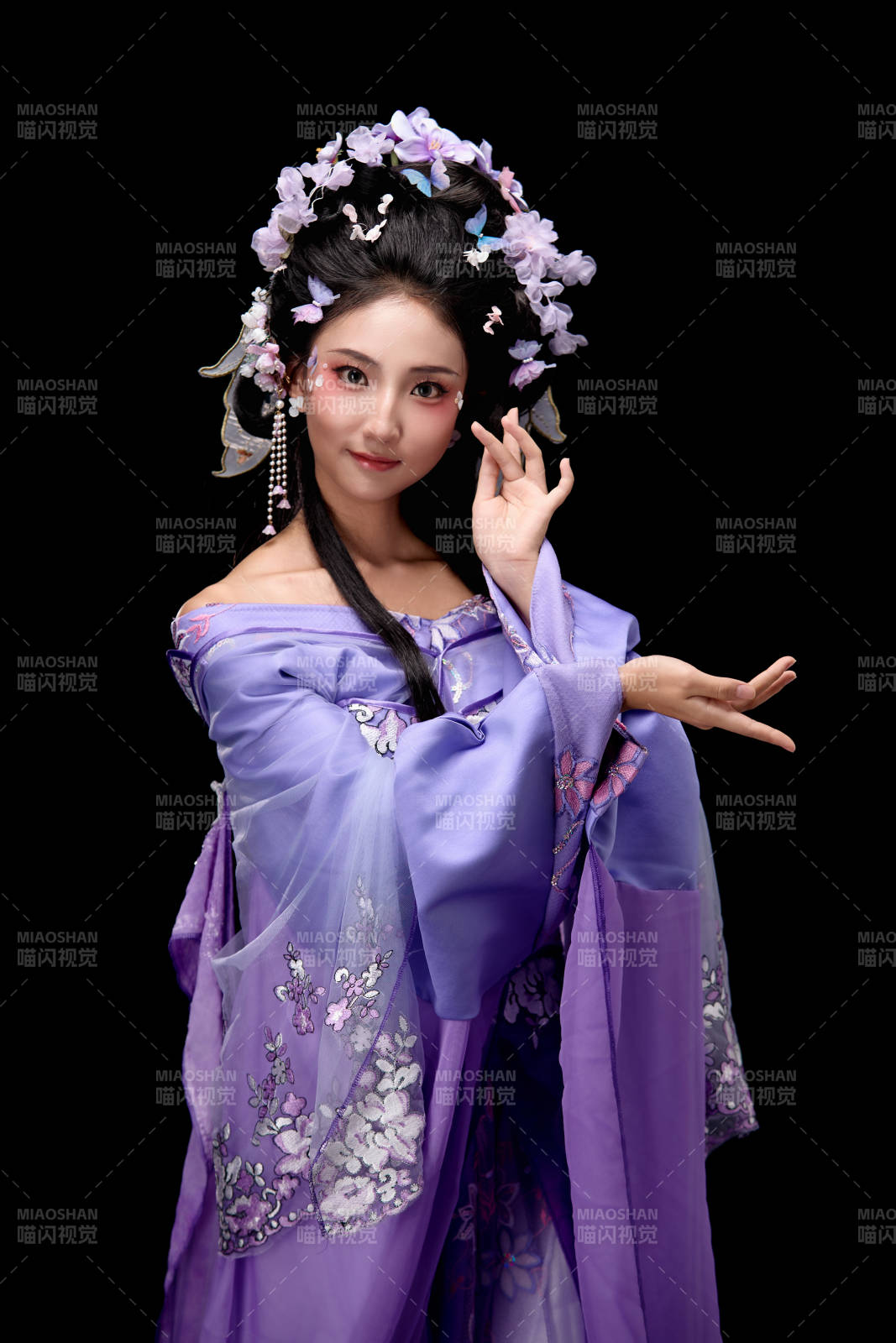 身着中国古典簪花仕女装扮的东方女性图片