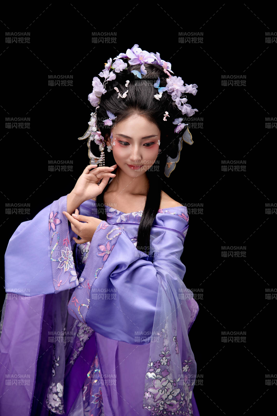 身着中国古典簪花仕女装扮的东方女性图片