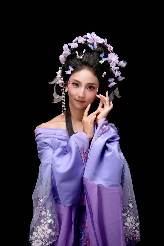 身着中国古典簪花仕女装扮的东方女性图片