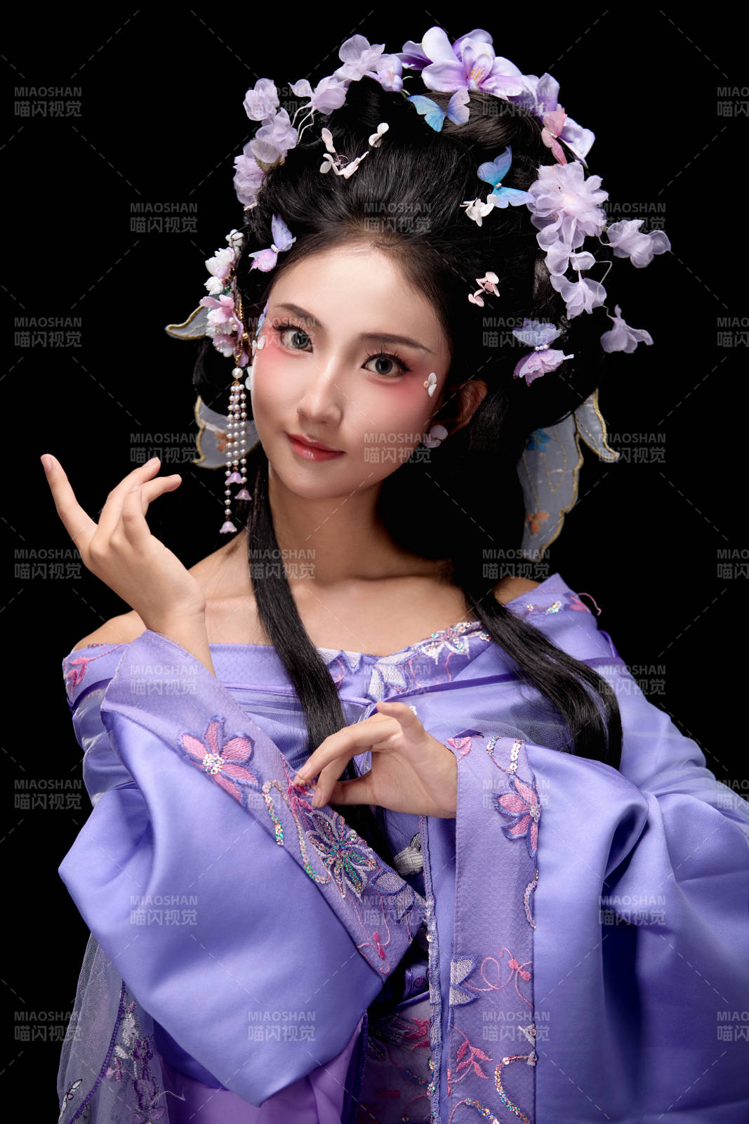 身着中国古典簪花仕女装扮的东方女性图片