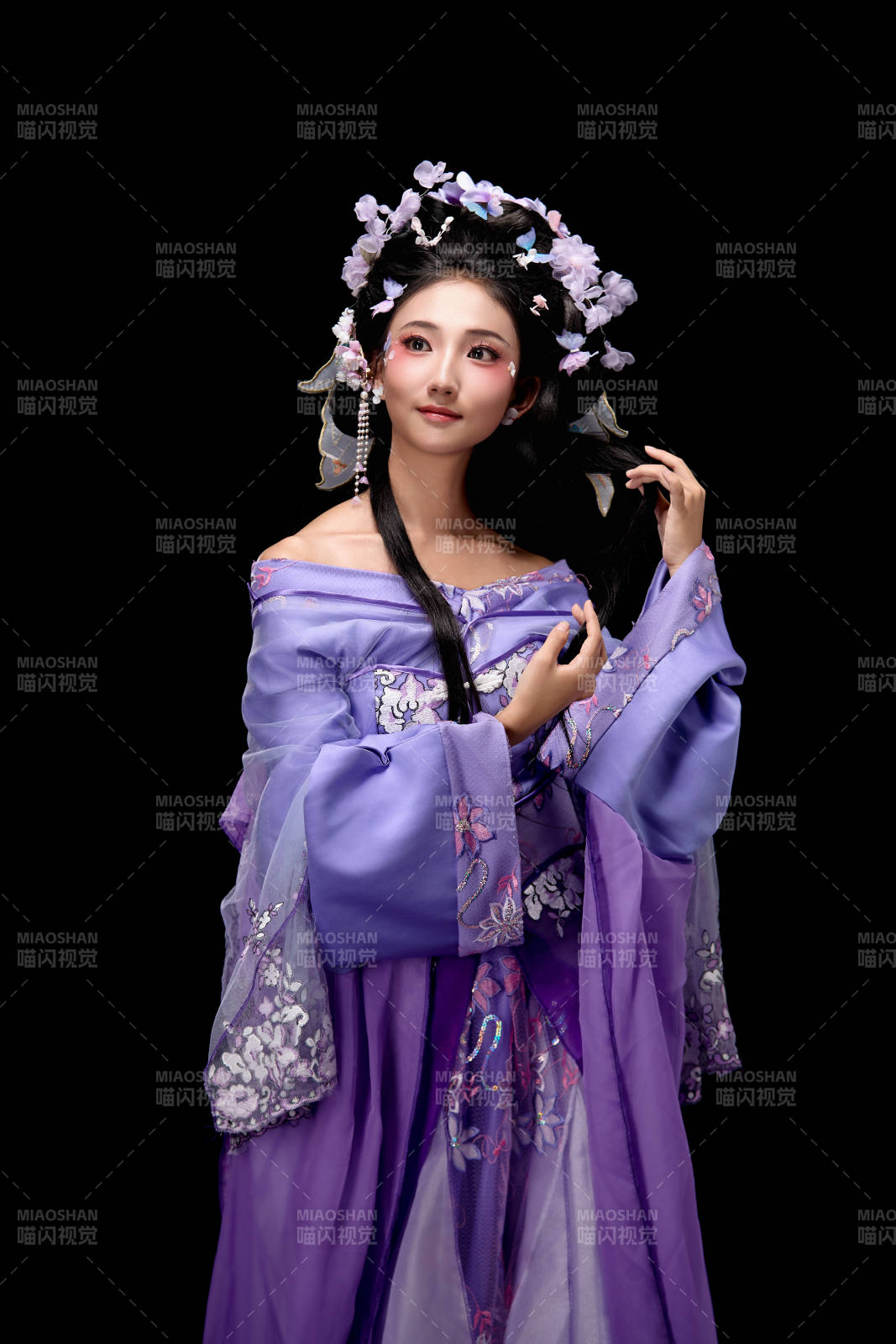 身着中国古典簪花仕女装扮的东方女性图片