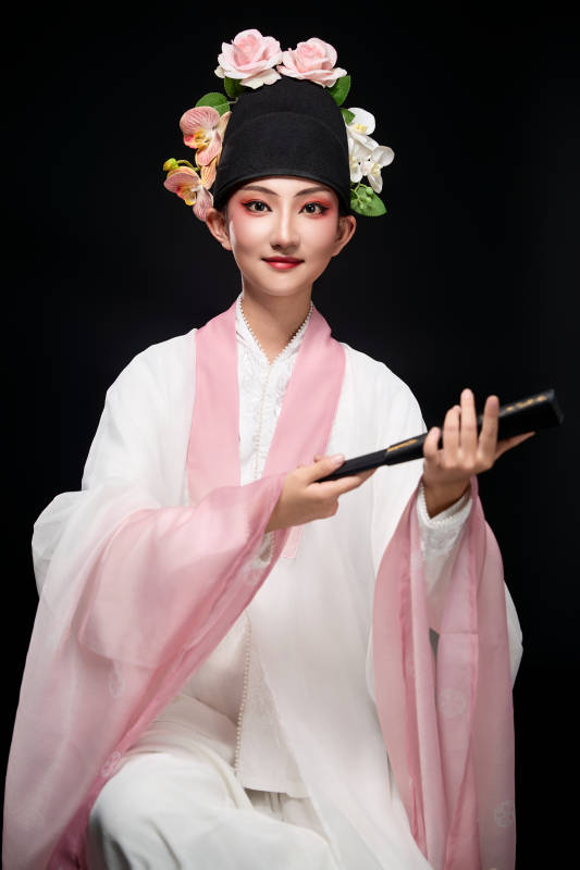身着粤剧戏曲反串装扮手持折扇的青年女性图片