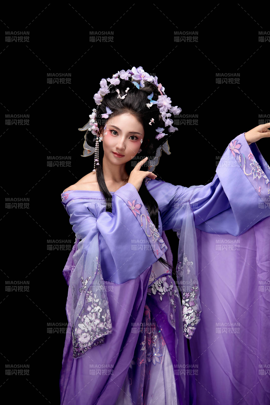 身着中国古典簪花仕女装扮的东方女性图片