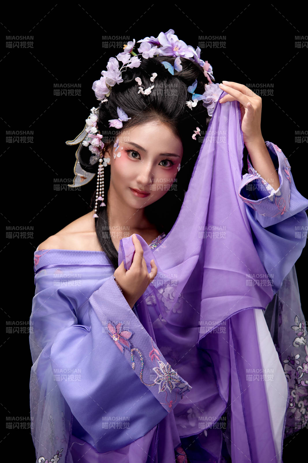 身着中国古典簪花仕女装扮的东方女性图片