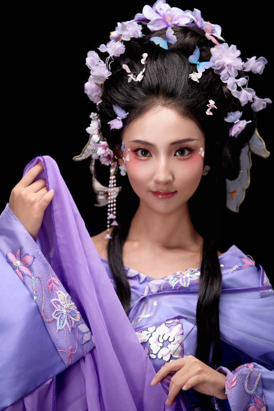 身着中国古典簪花仕女装扮的东方女性图片