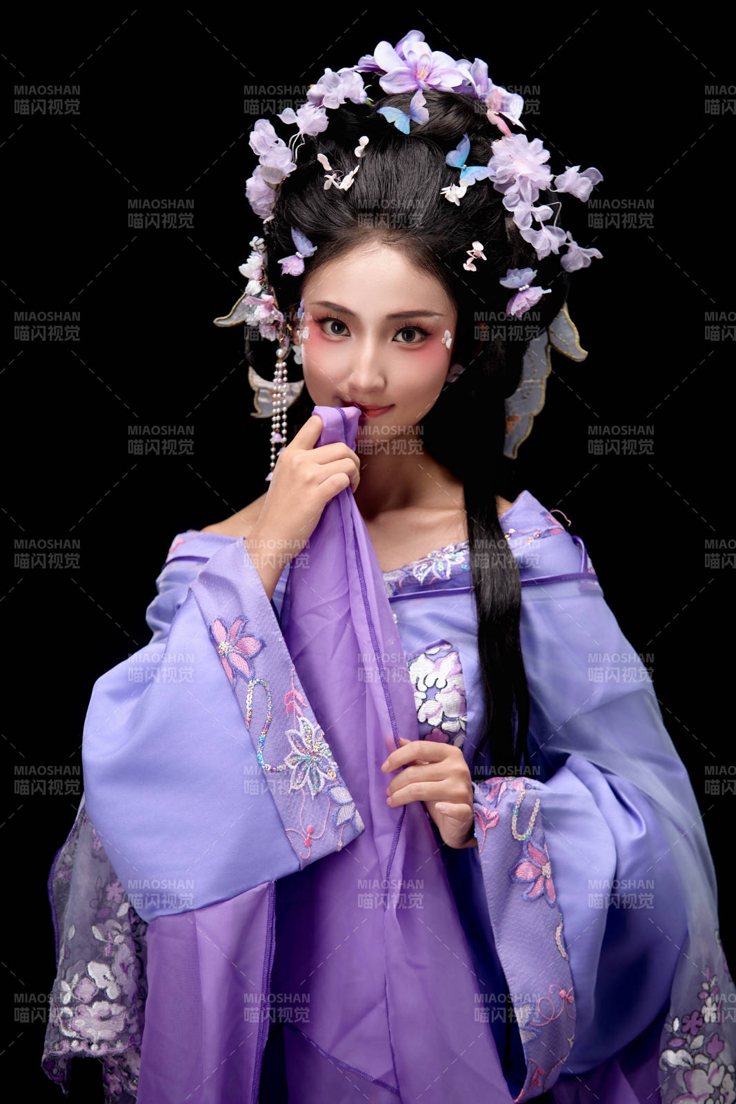 身着中国古典簪花仕女装扮的东方女性图片