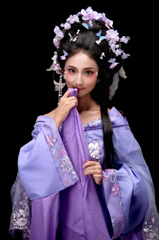 身着中国古典簪花仕女装扮的东方女性图片