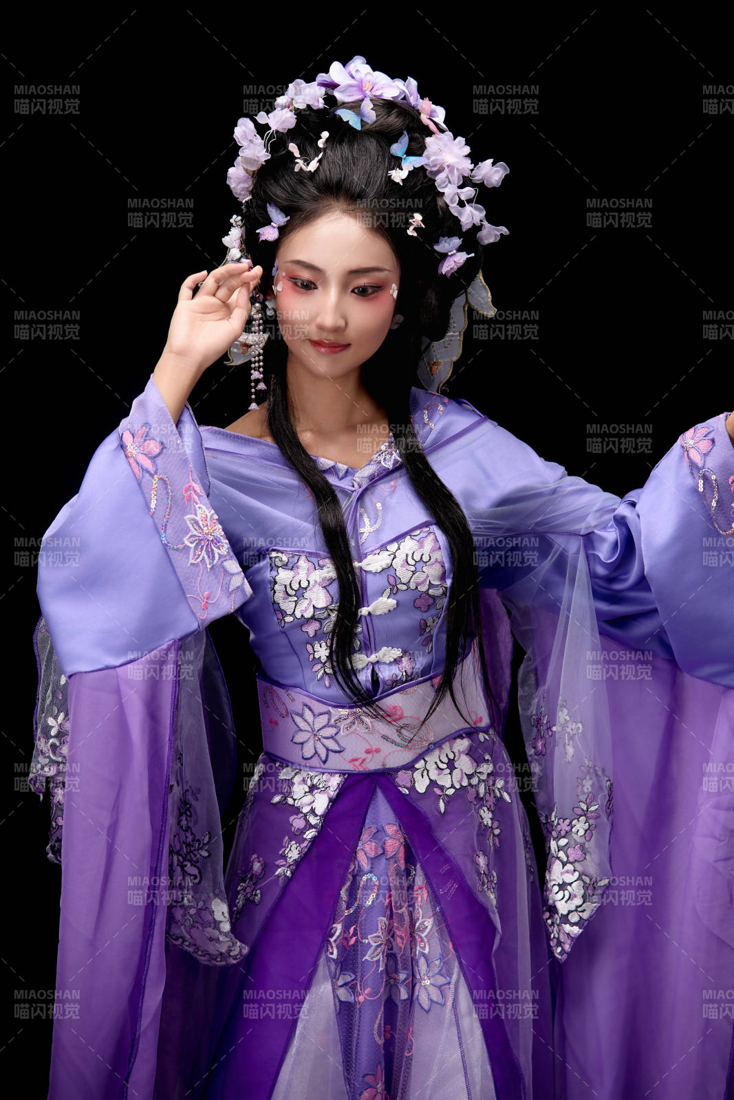 身着中国古典簪花仕女装扮的东方女性图片