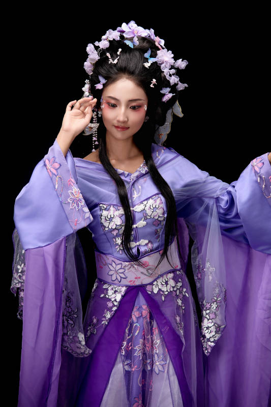 身着中国古典簪花仕女装扮的东方女性图片