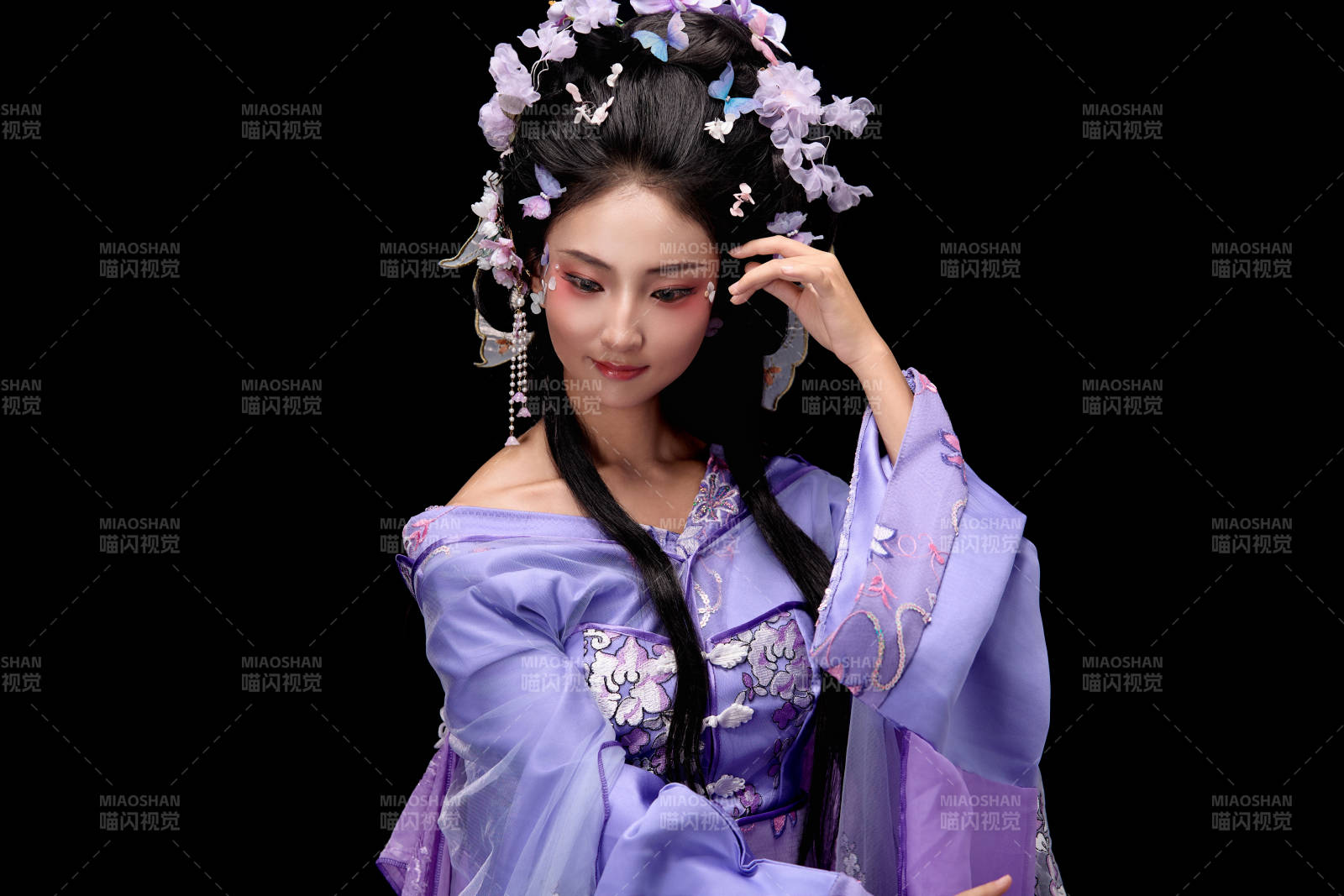 身着中国古典簪花仕女装扮的东方女性图片