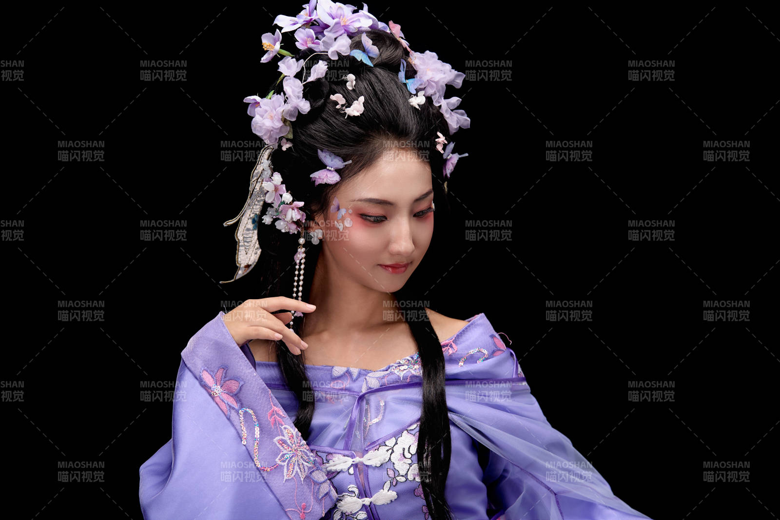 身着中国古典簪花仕女装扮的东方女性图片