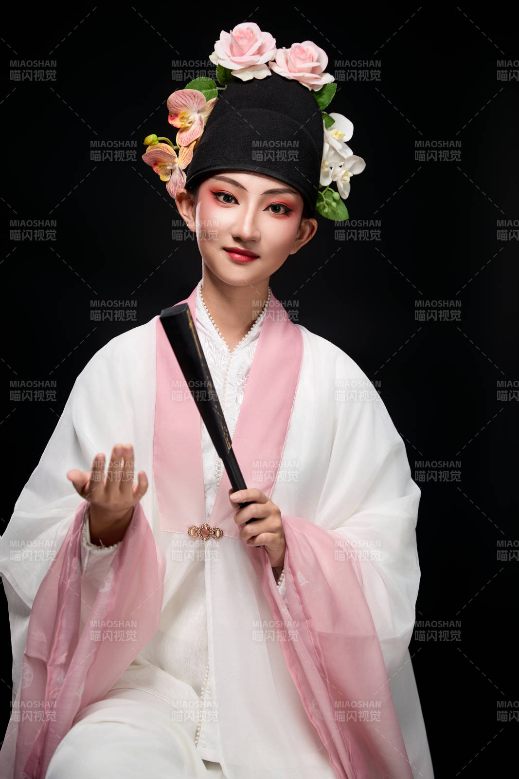 身着粤剧戏曲反串装扮手持折扇的青年女性图片