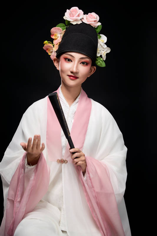 身着粤剧戏曲反串装扮手持折扇的青年女性图片