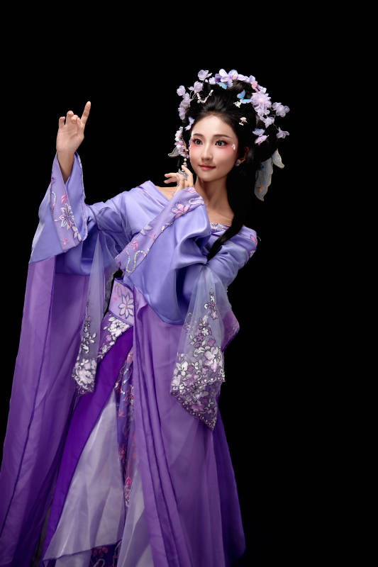 身着中国古典簪花仕女装扮的东方女性图片