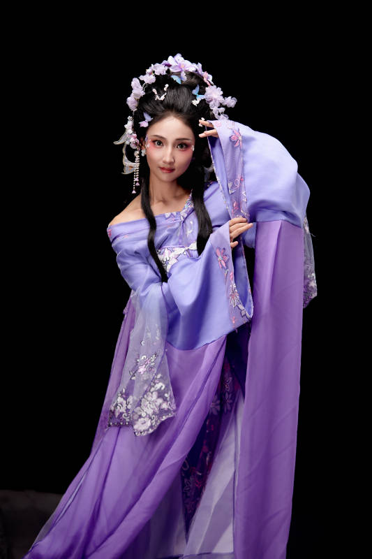 身着中国古典簪花仕女装扮的东方女性图片