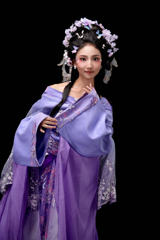 身着中国古典簪花仕女装扮的东方女性图片