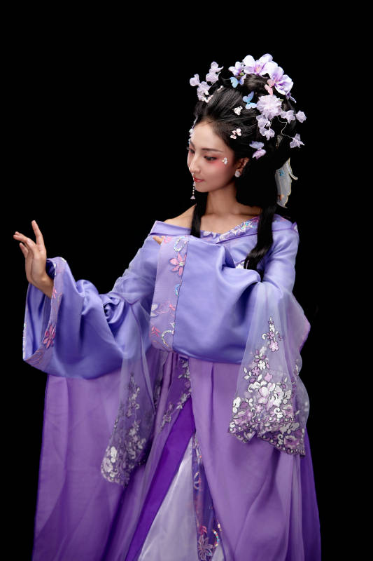 身着中国古典簪花仕女装扮的东方女性图片