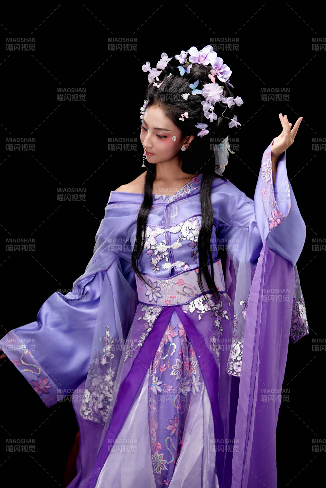 身着中国古典簪花仕女装扮的东方女性图片