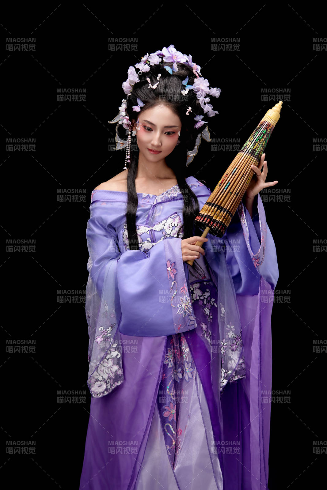 身着簪花仕女装扮手持油纸伞的东方女性图片