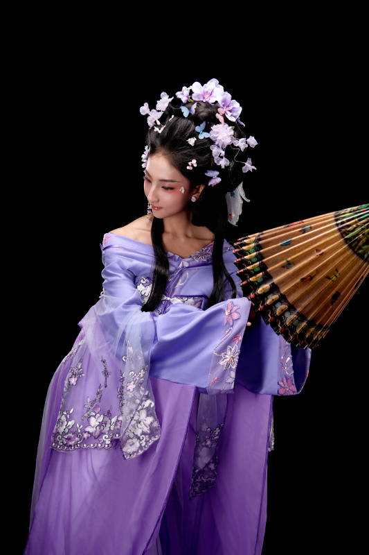 身着簪花仕女装扮手持油纸伞的东方女性图片