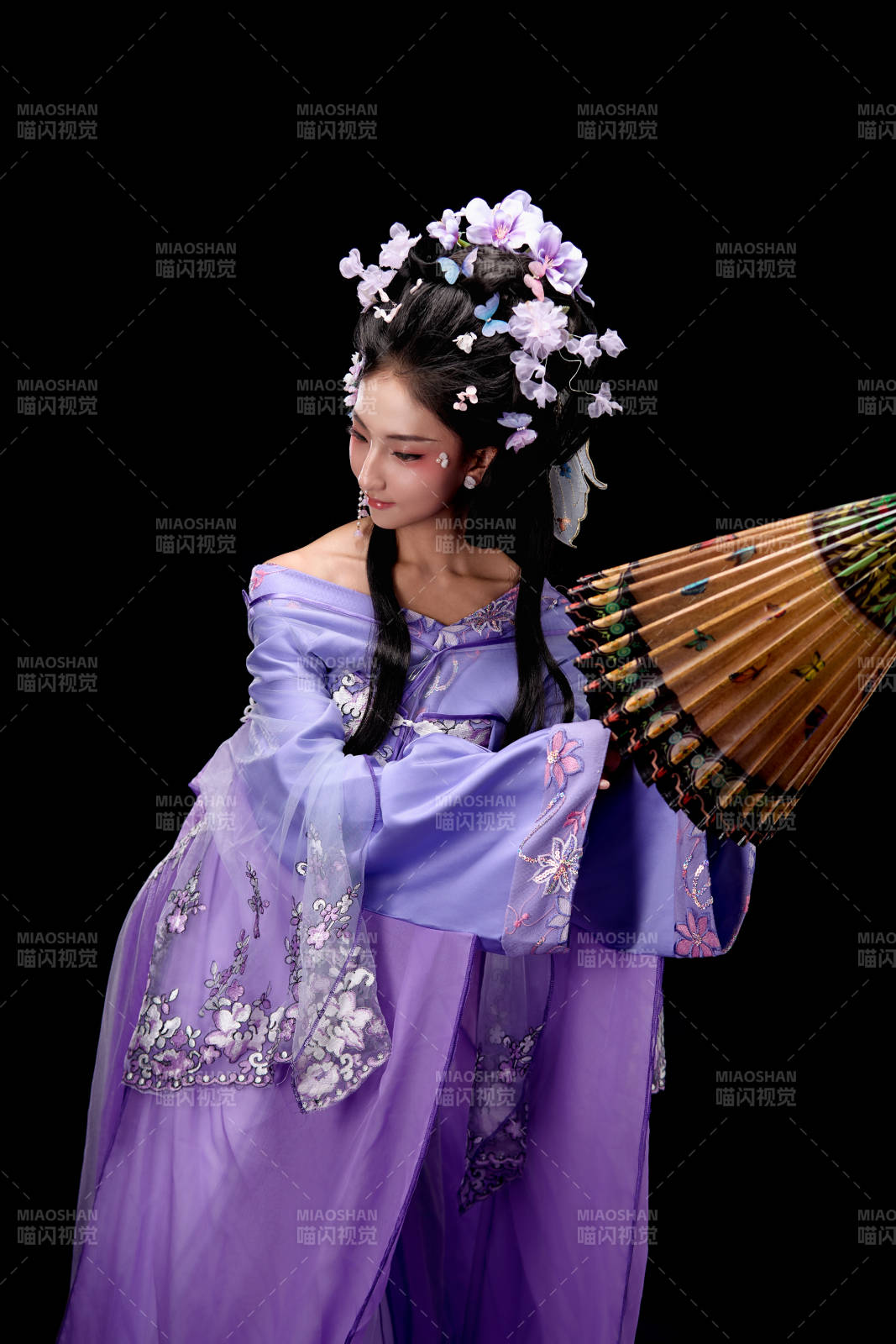 身着簪花仕女装扮手持油纸伞的东方女性图片