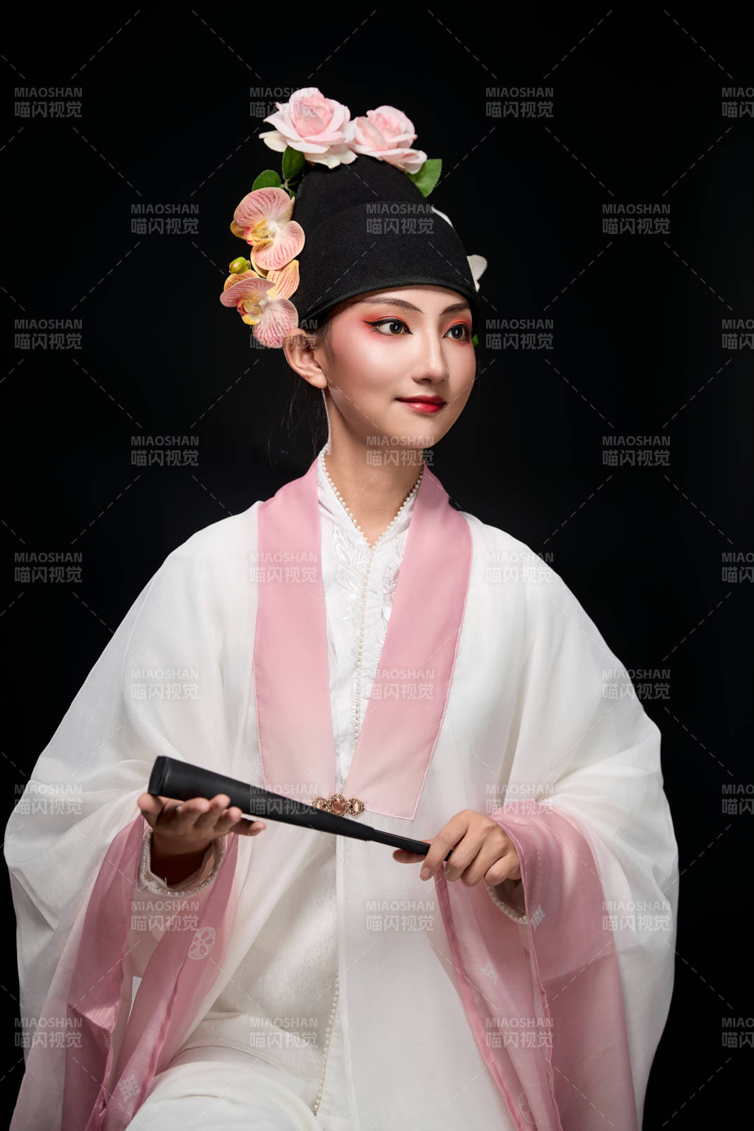 身着粤剧戏曲反串装扮手持折扇的青年女性图片