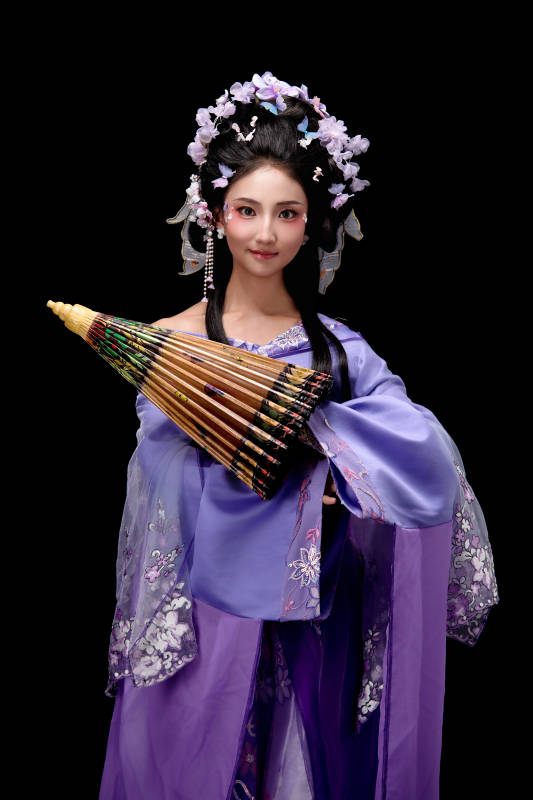 身着簪花仕女装扮手持油纸伞的东方女性图片