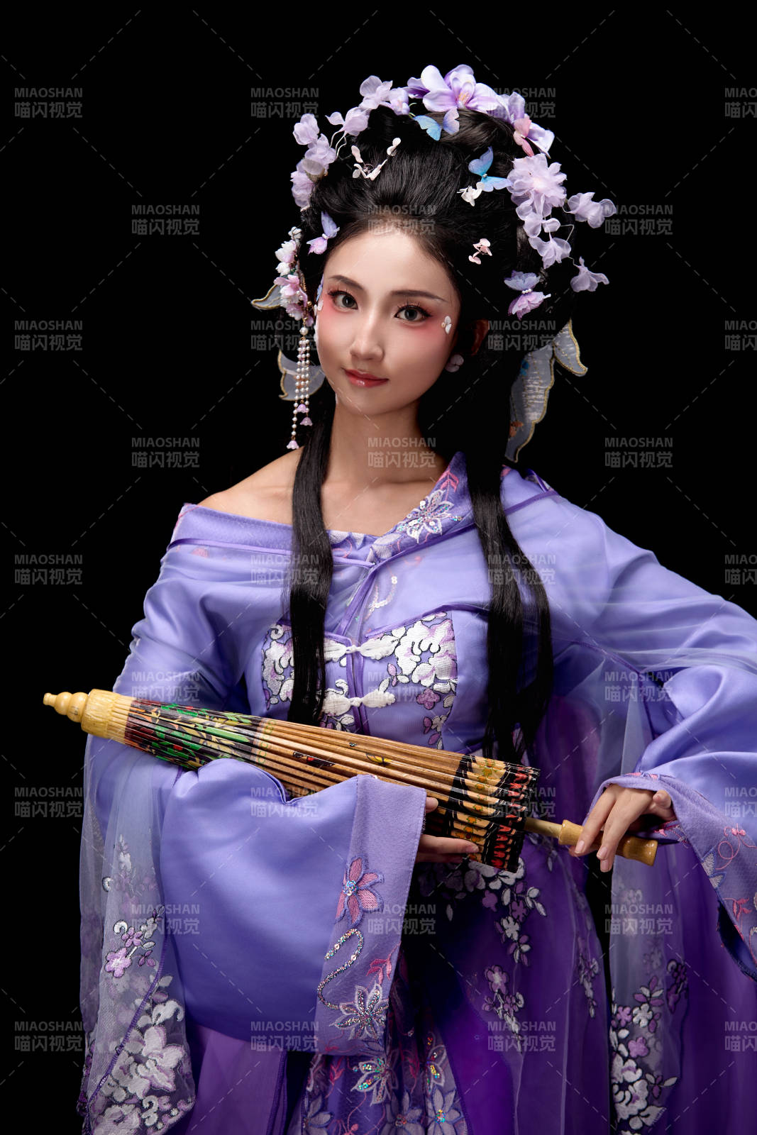 身着簪花仕女装扮手持油纸伞的东方女性图片