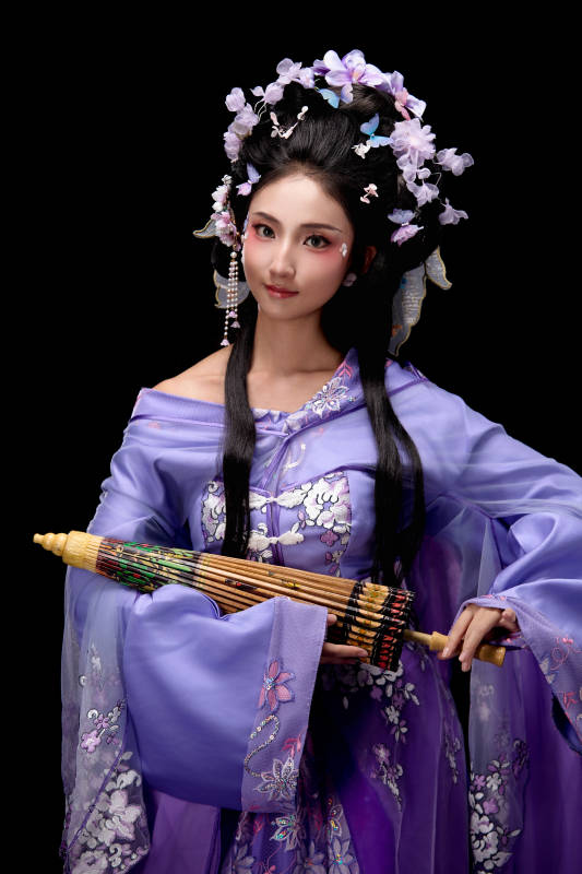 身着簪花仕女装扮手持油纸伞的东方女性图片