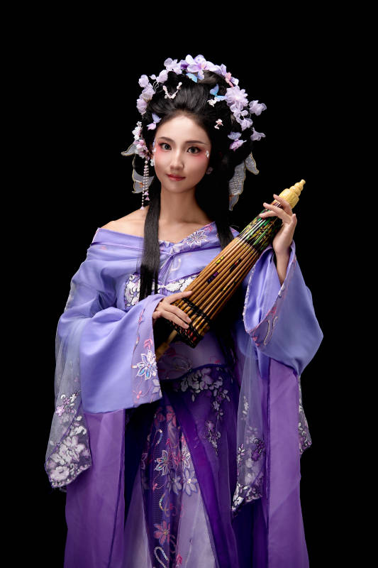 身着簪花仕女装扮手持油纸伞的东方女性图片