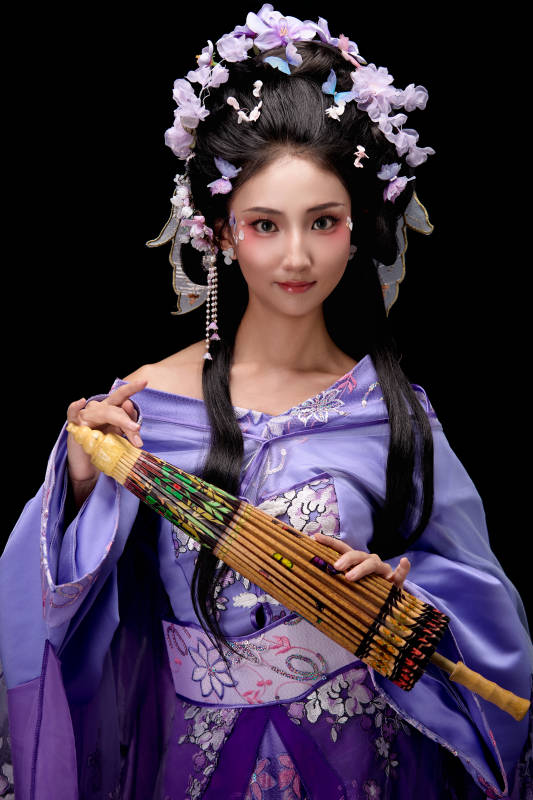 身着簪花仕女装扮手持油纸伞的东方女性图片