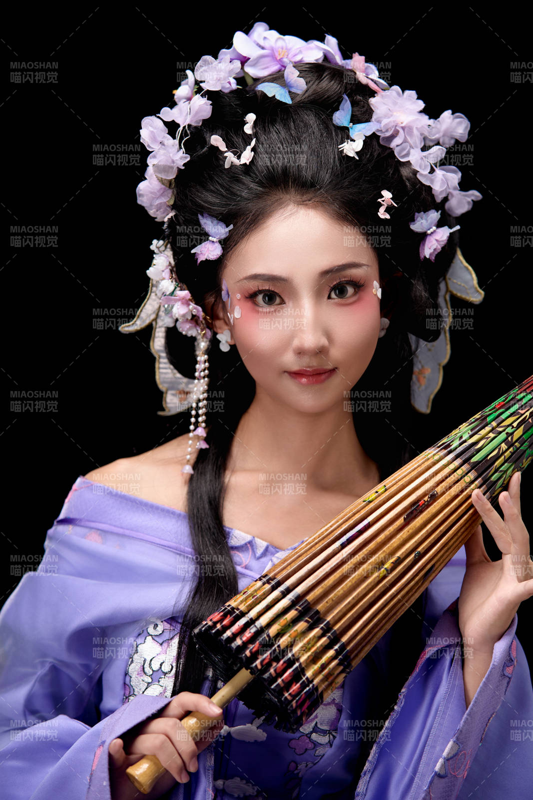 身着簪花仕女装扮手持油纸伞的东方女性图片