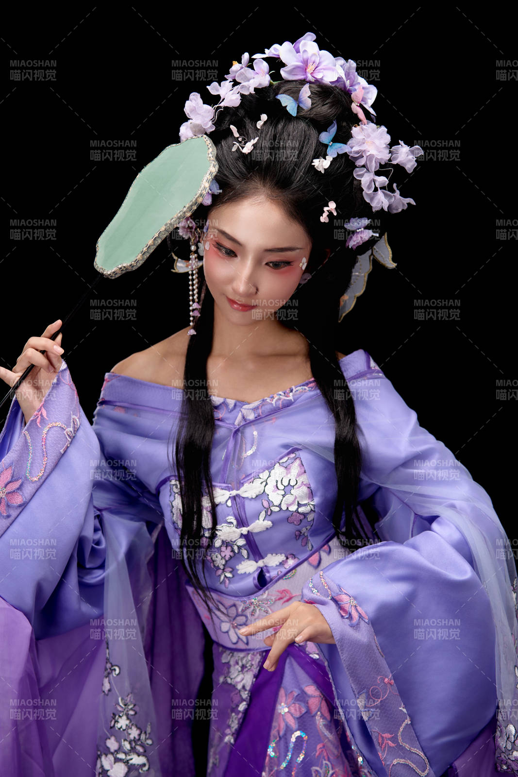 身着簪花仕女装扮手持轻扇的东方女性图片