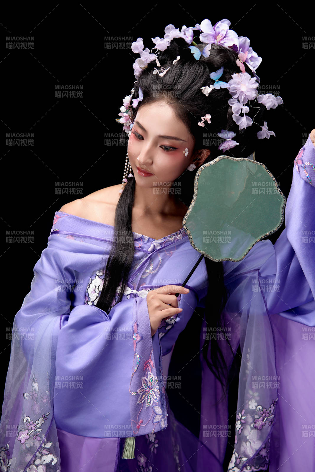 身着簪花仕女装扮手持轻扇的东方女性图片