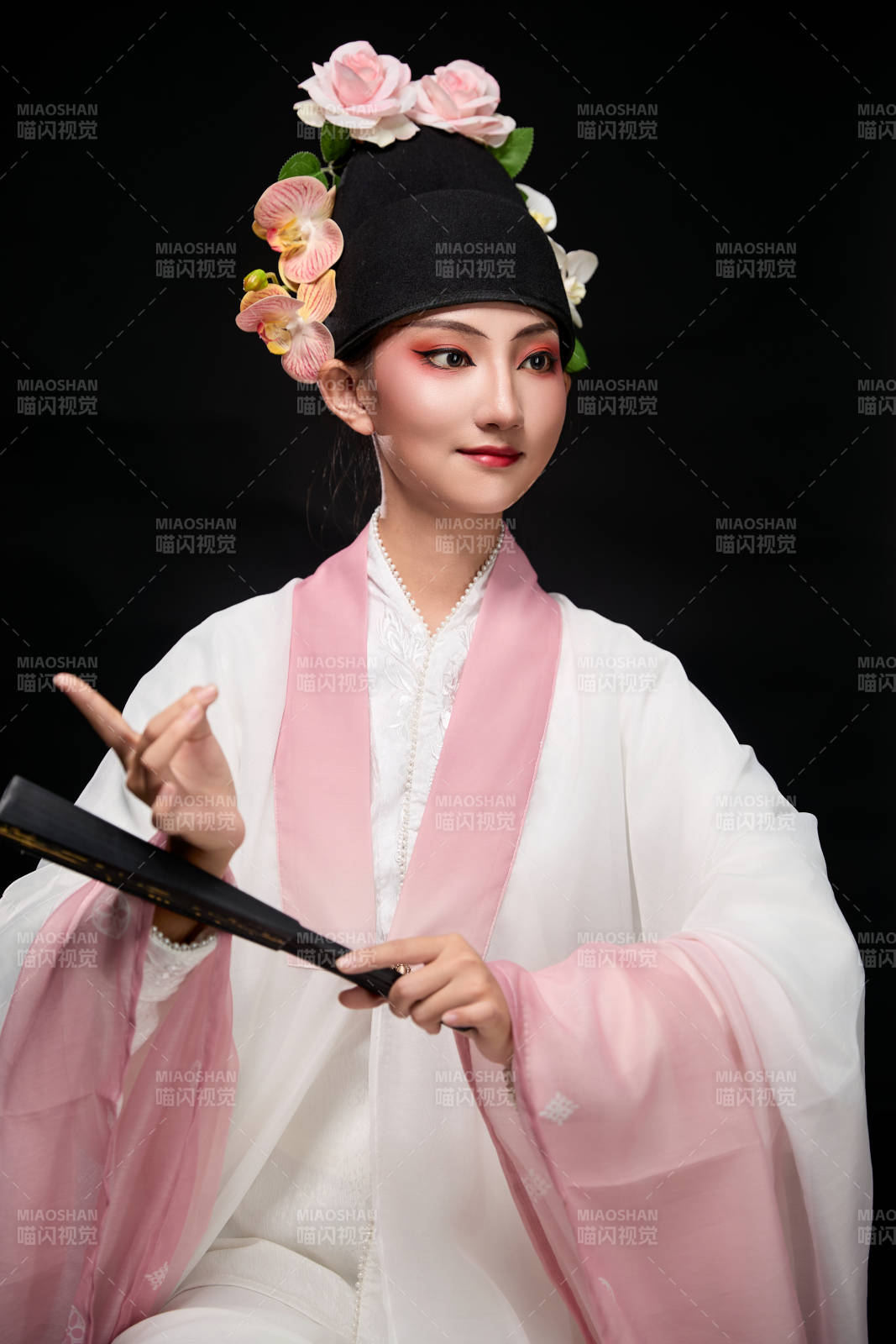 身着粤剧戏曲反串装扮手持折扇的青年女性图片