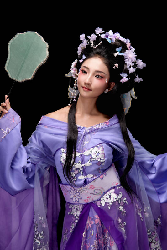 身着簪花仕女装扮手持轻扇的东方女性图片