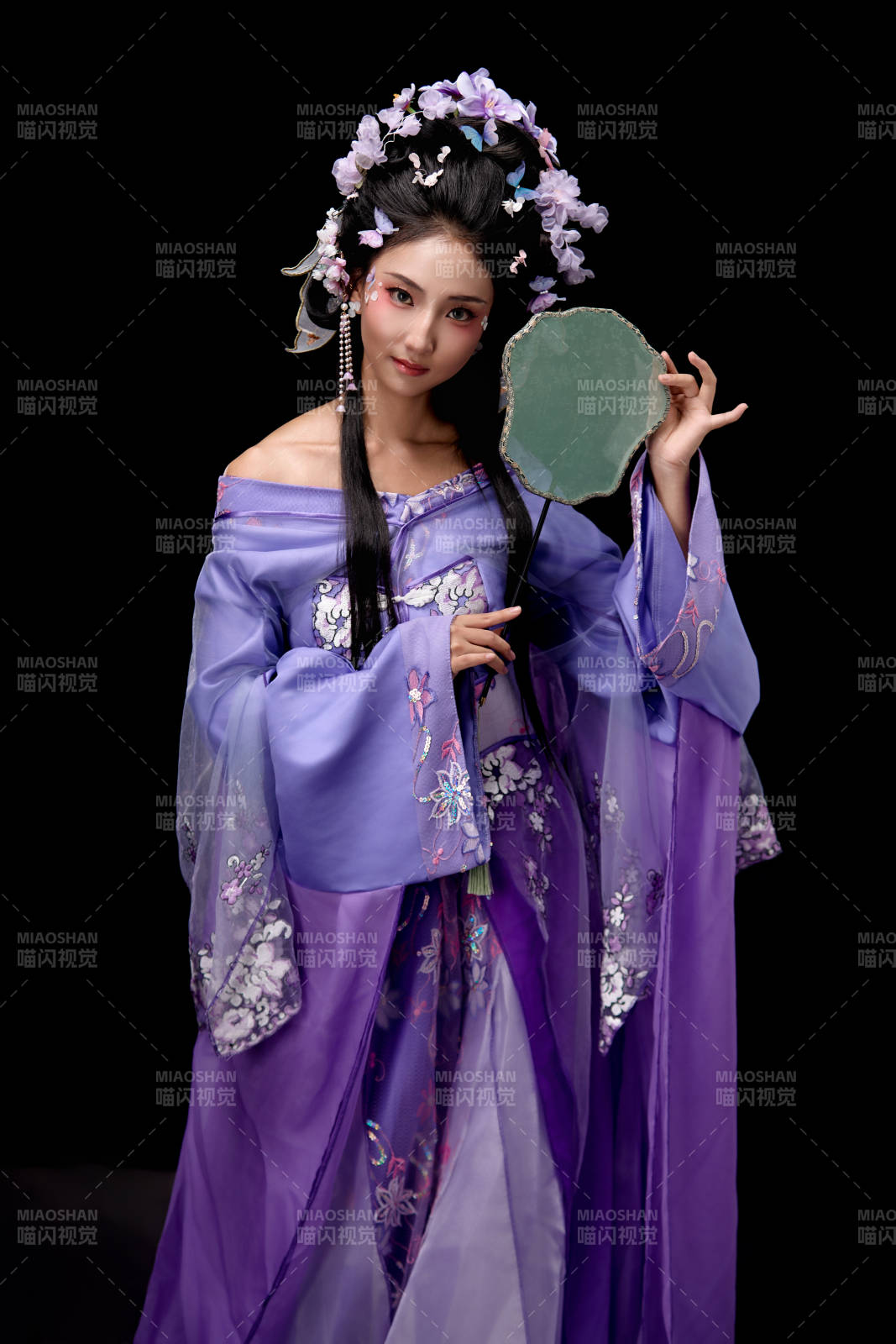 身着簪花仕女装扮手持轻扇的东方女性图片