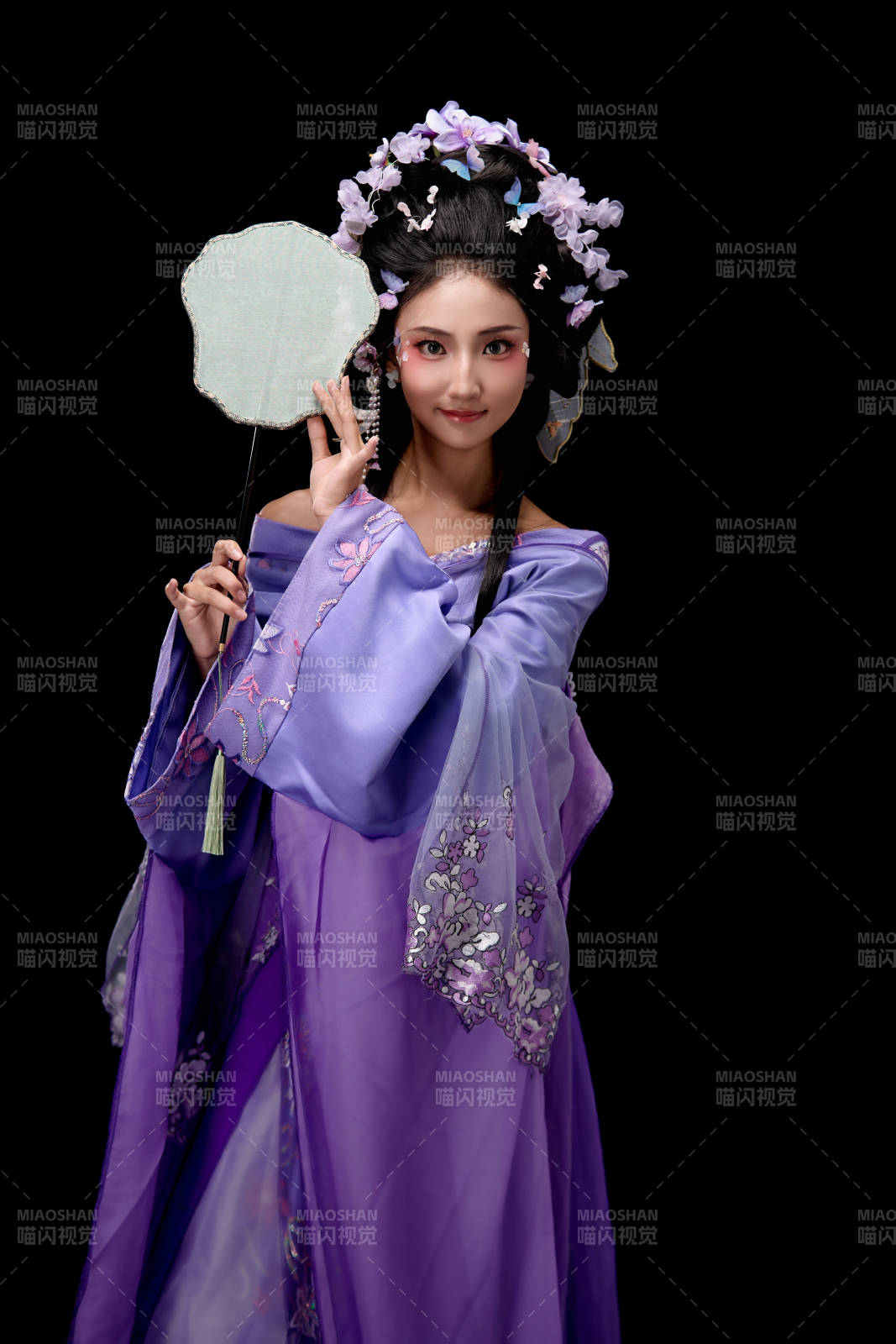 身着簪花仕女装扮手持轻扇的东方女性图片