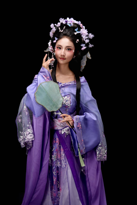 身着簪花仕女装扮手持轻扇的东方女性图片