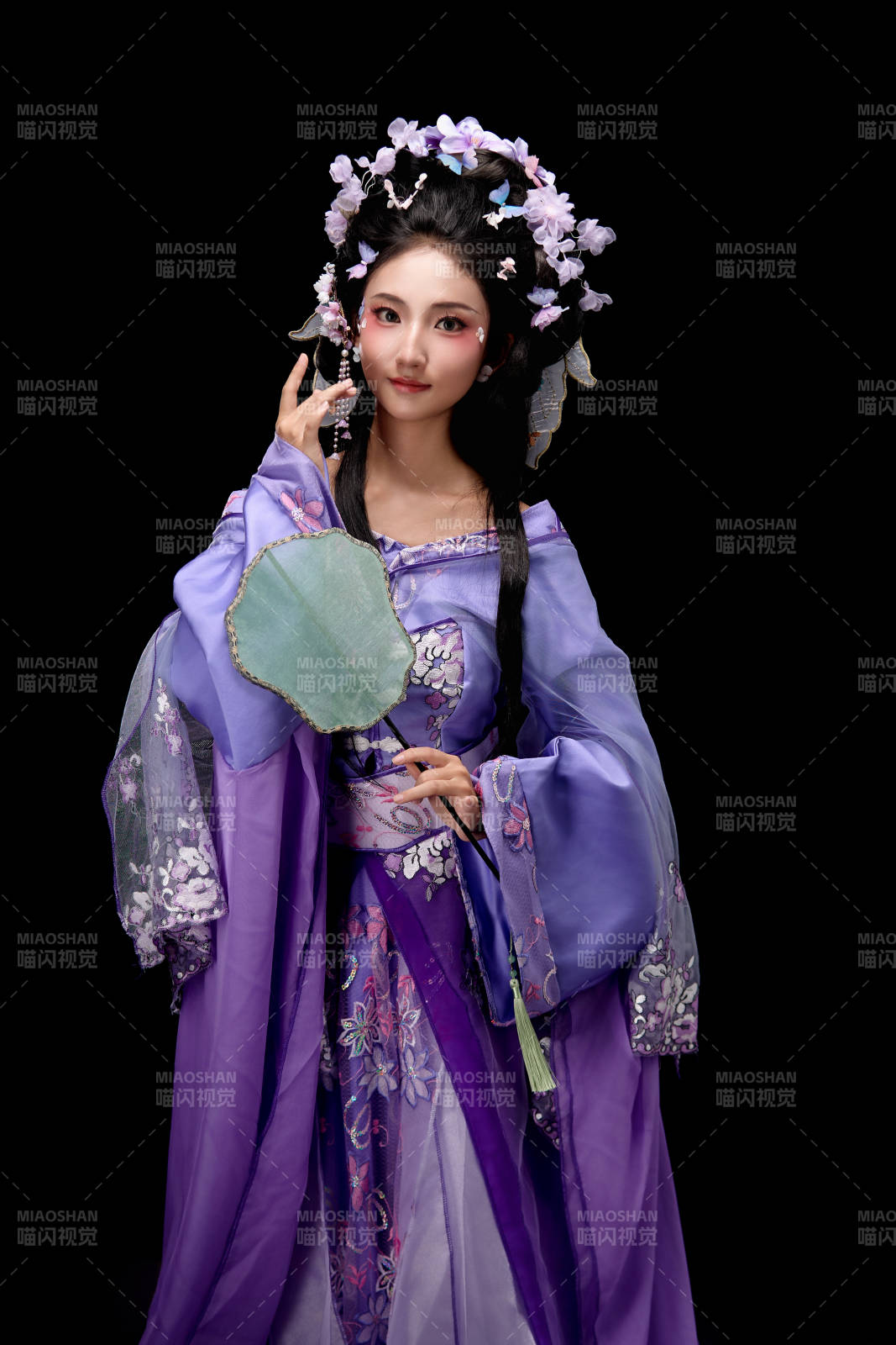 身着簪花仕女装扮手持轻扇的东方女性图片