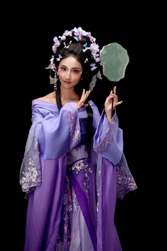 身着簪花仕女装扮手持轻扇的东方女性图片