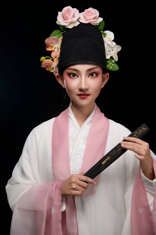 身着粤剧戏曲反串装扮手持折扇的青年女性图片